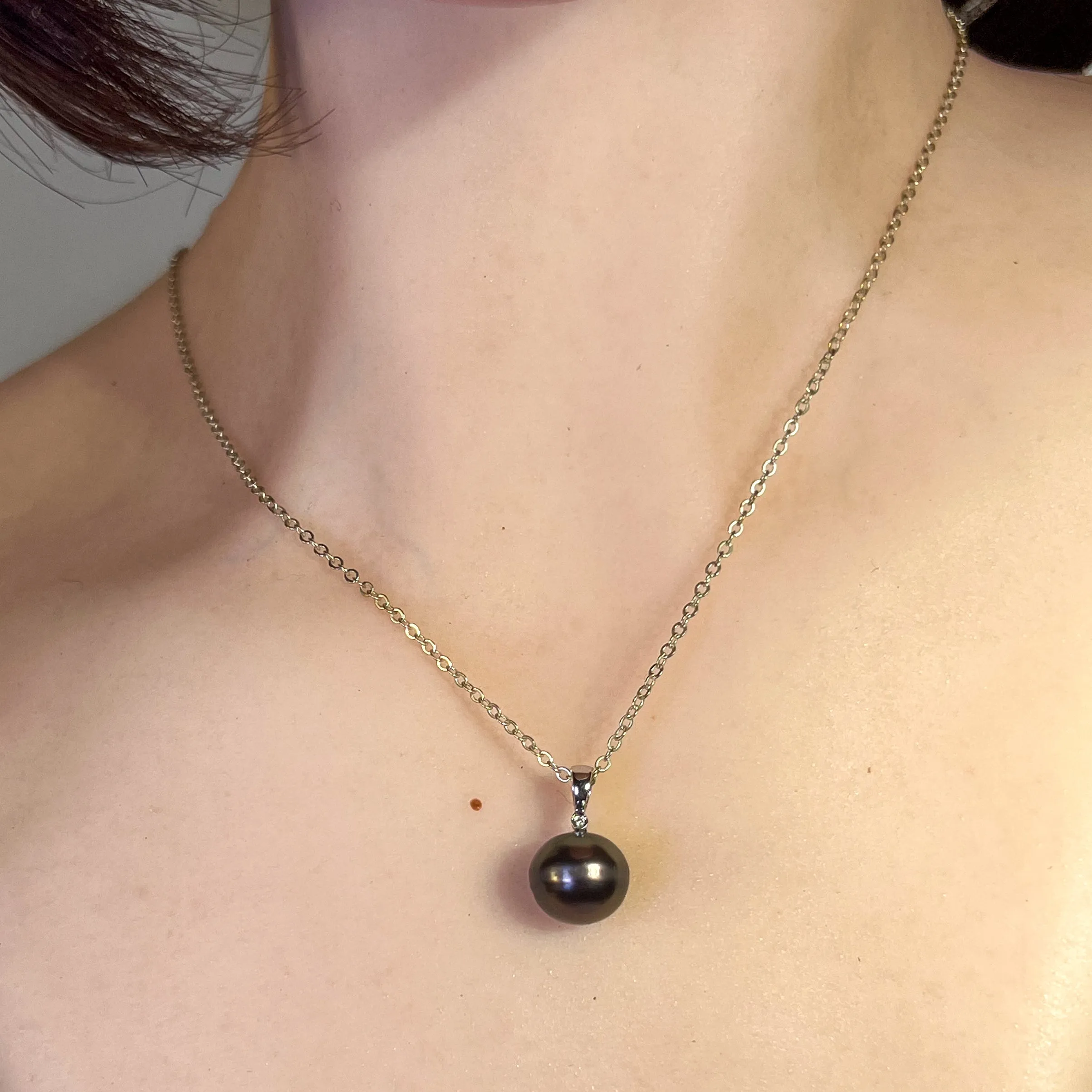 18kt White Gold Tahitian Black Pearl 11-11.5mm and diamond pendant