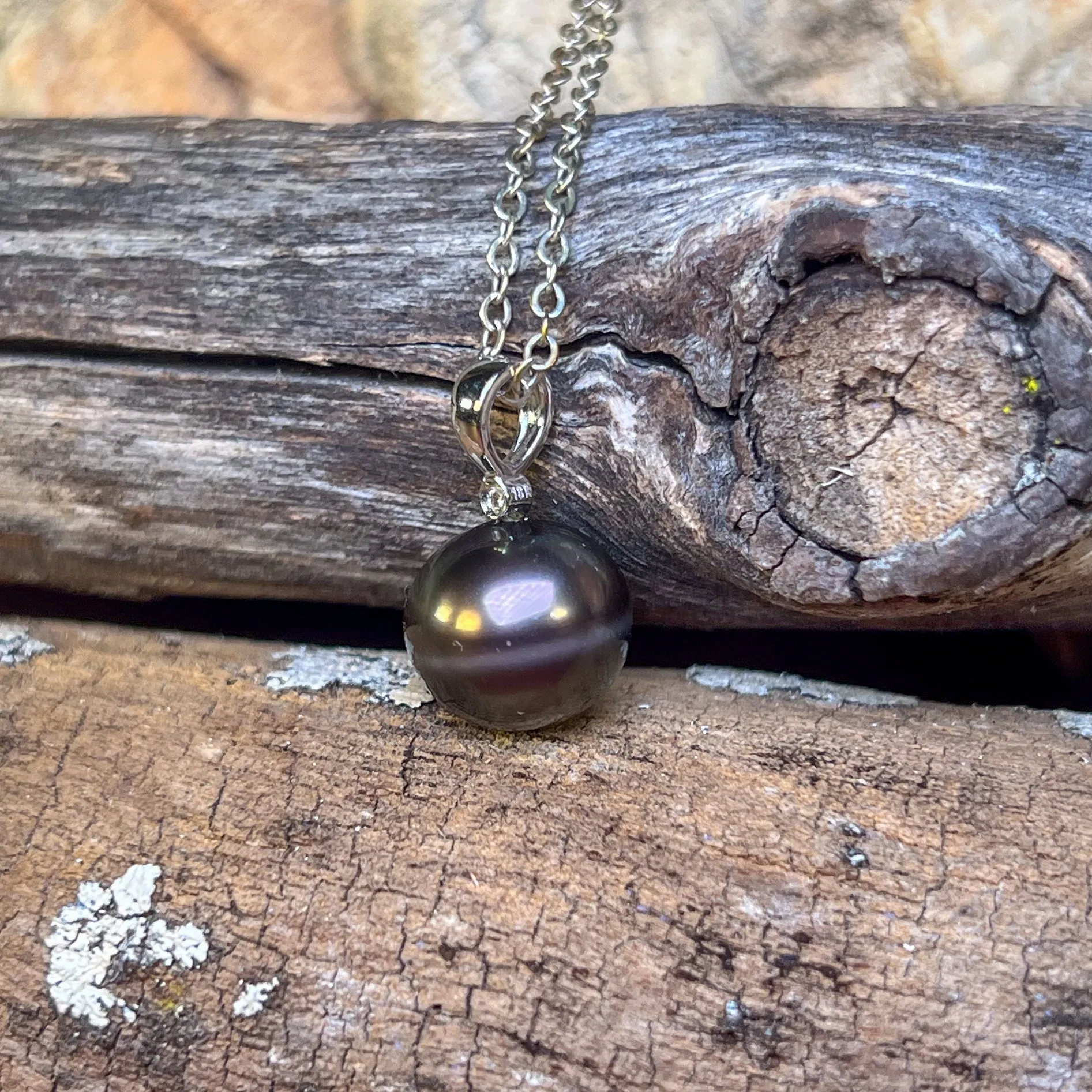 18kt White Gold Tahitian Black Pearl 11-11.5mm and diamond pendant