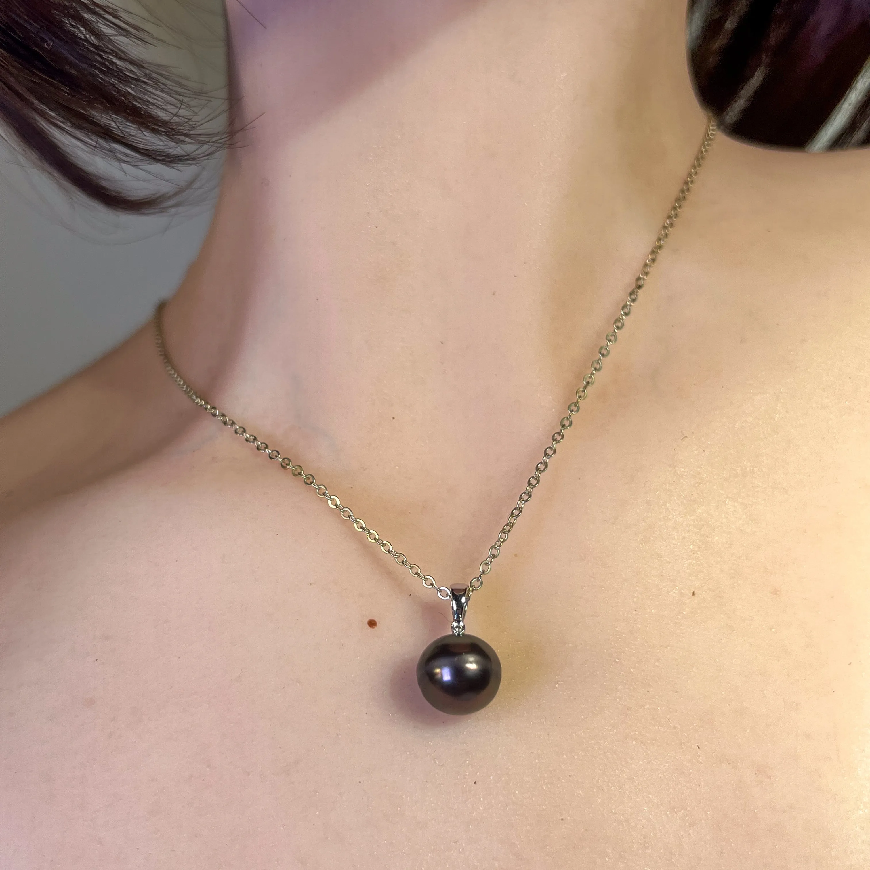 18kt White Gold Tahitian Black Pearl 11-11.5mm and diamond pendant