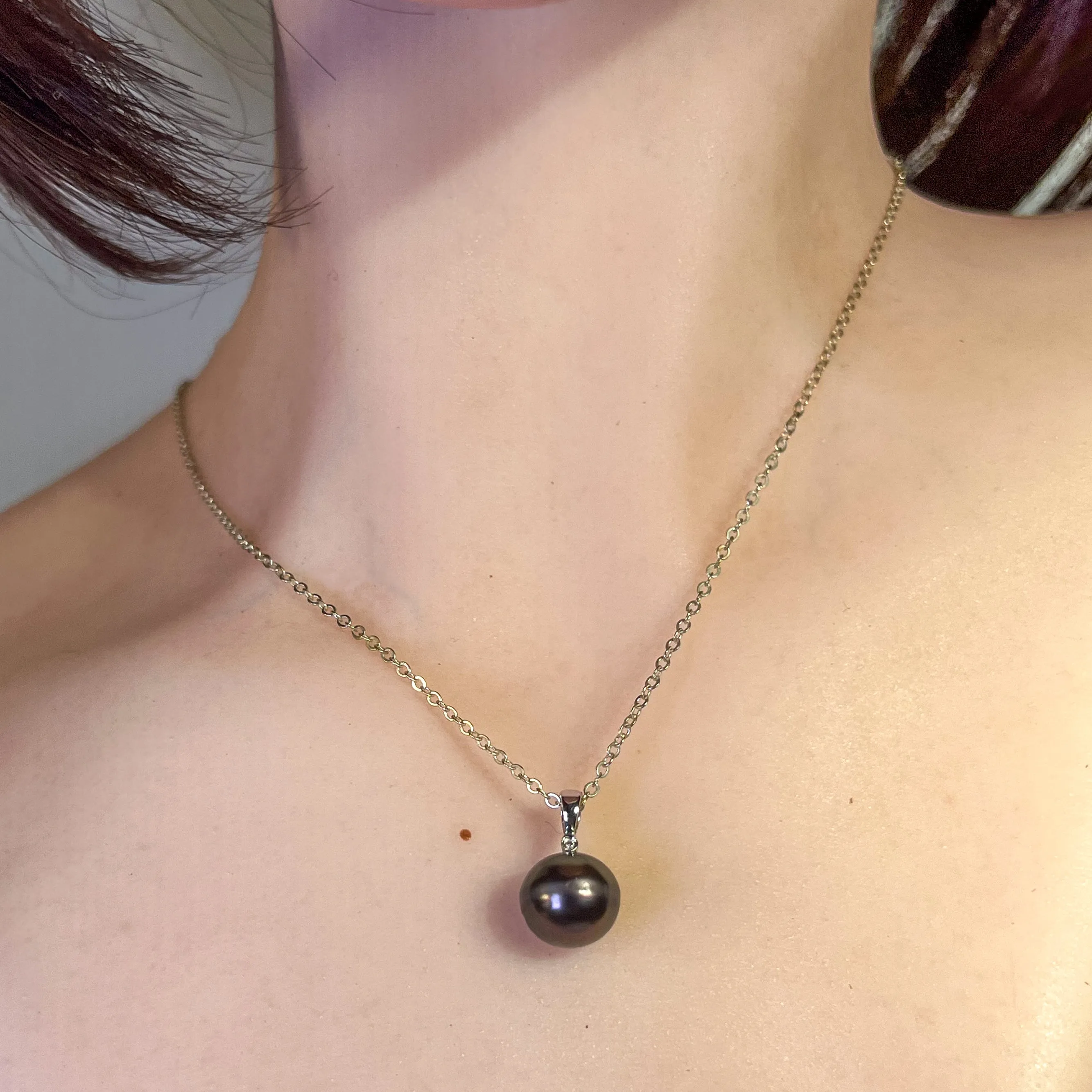 18kt White Gold Tahitian Black Pearl 11-11.5mm and diamond pendant
