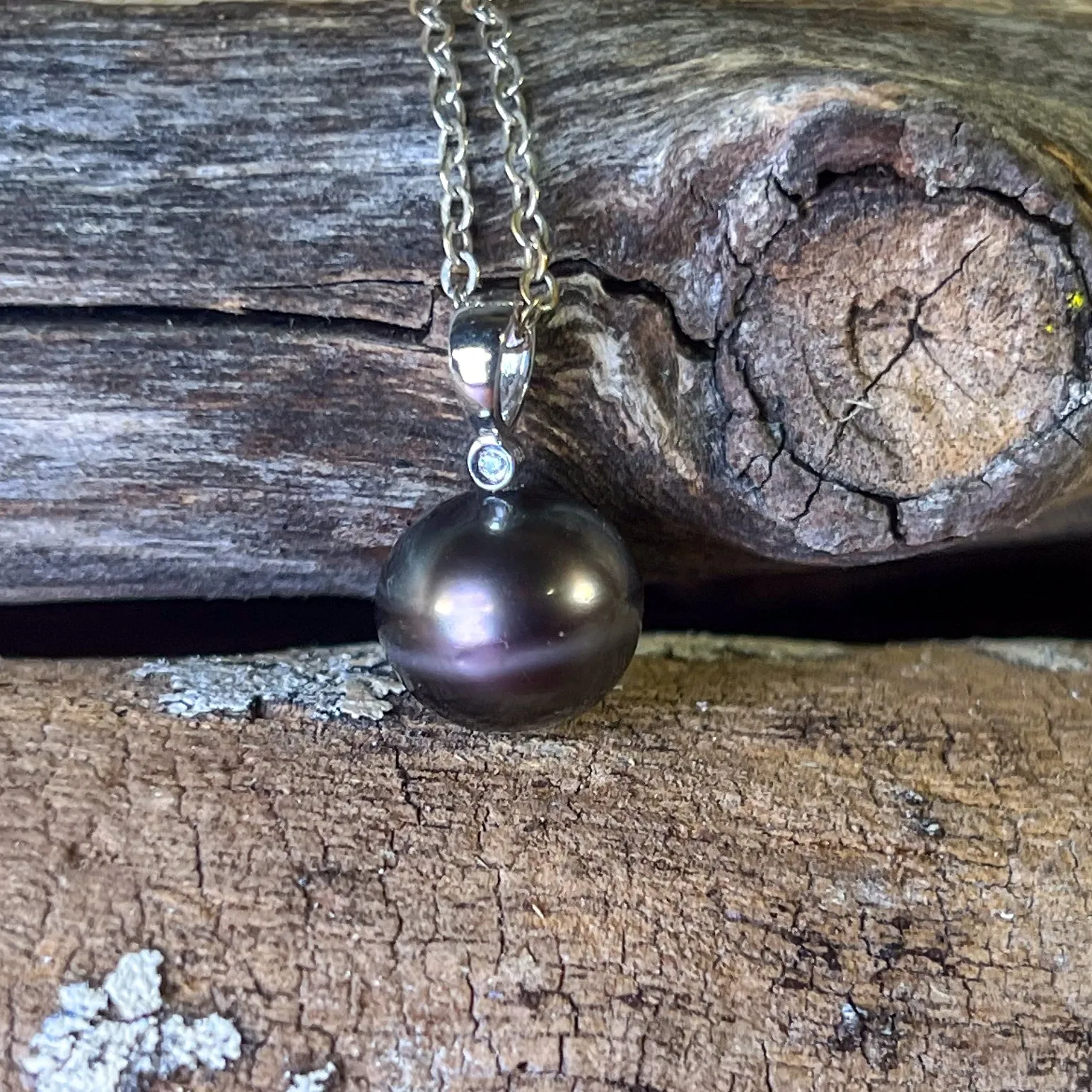 18kt White Gold Tahitian Black Pearl 11-11.5mm and diamond pendant