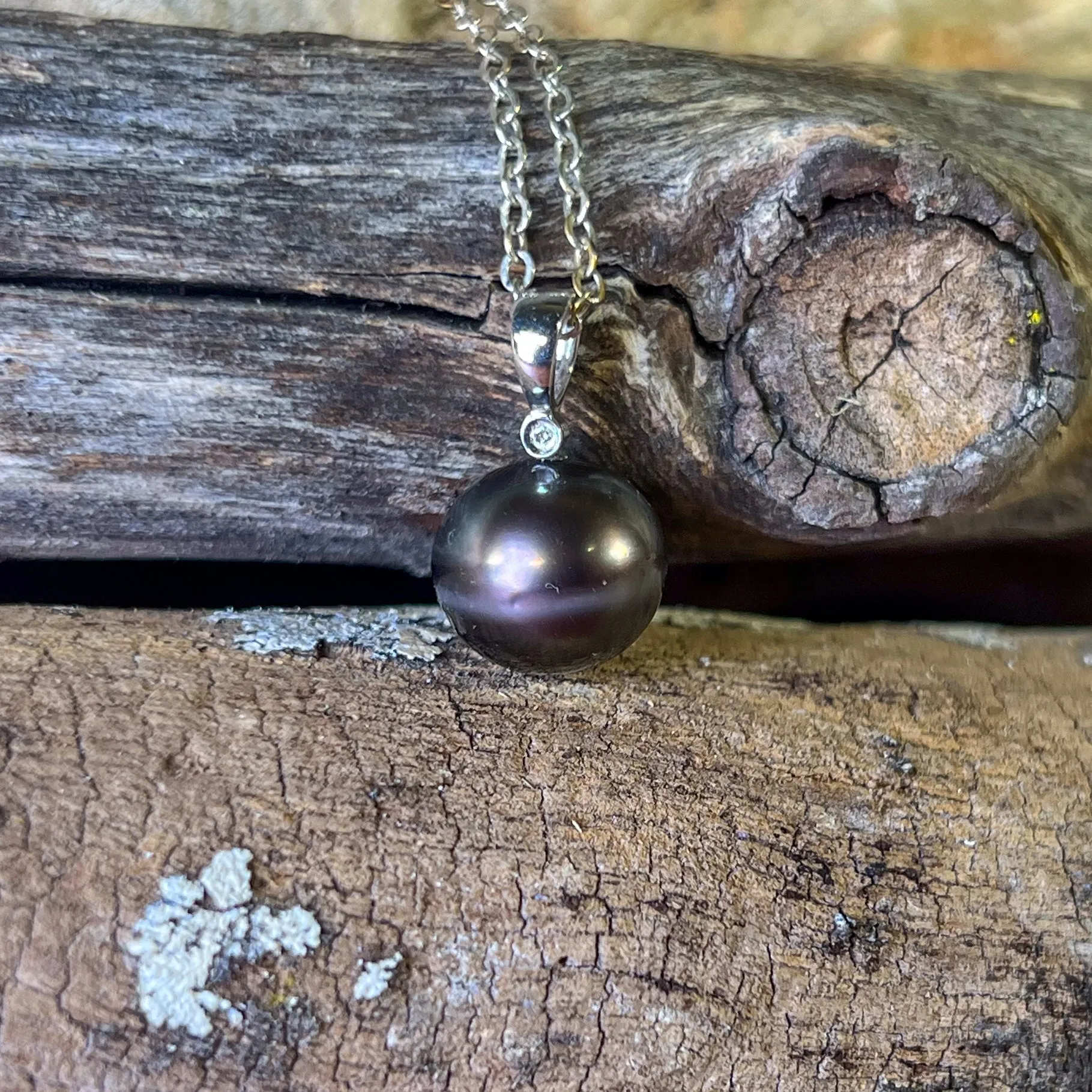 18kt White Gold Tahitian Black Pearl 11-11.5mm and diamond pendant