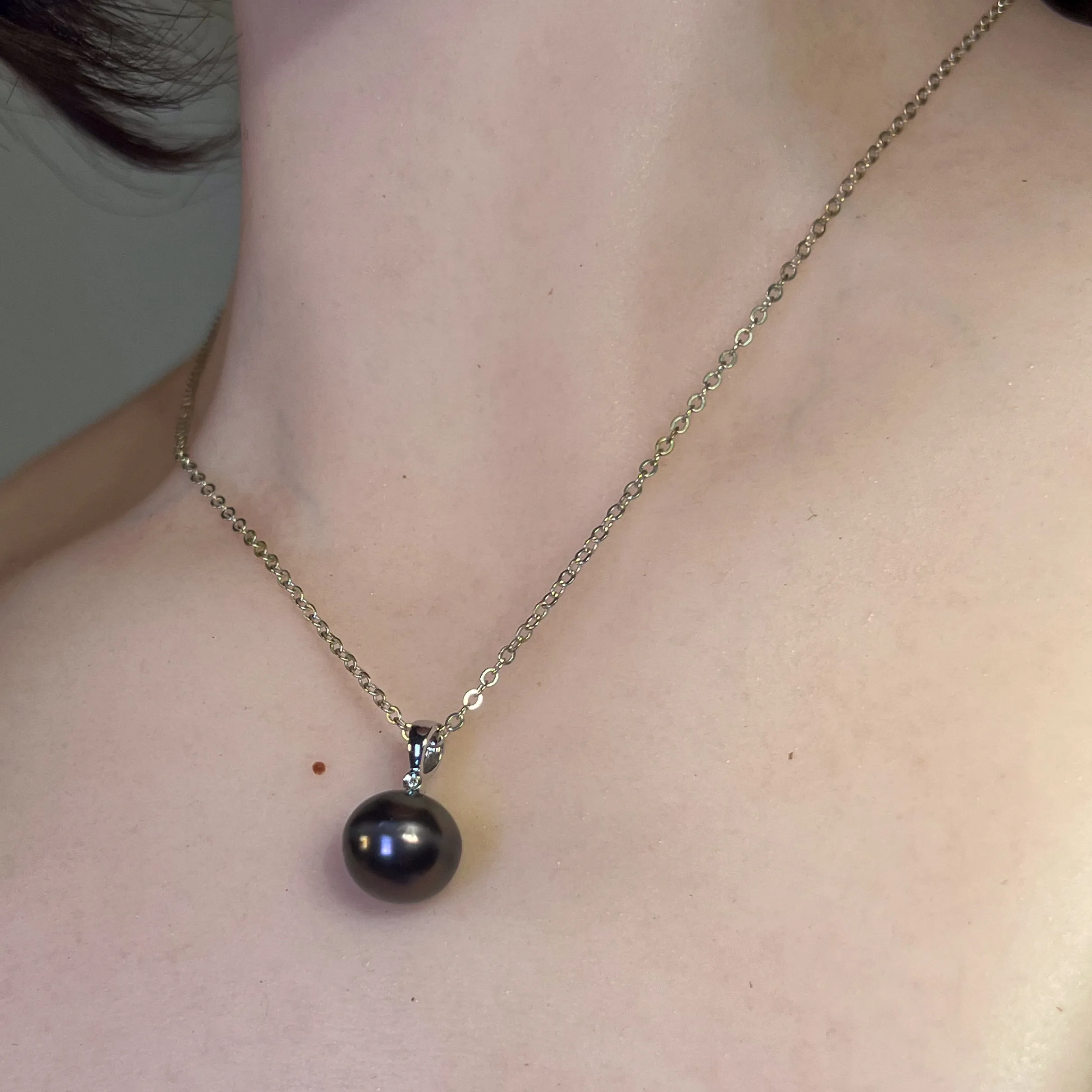 18kt White Gold Tahitian Black Pearl 11-11.5mm and diamond pendant