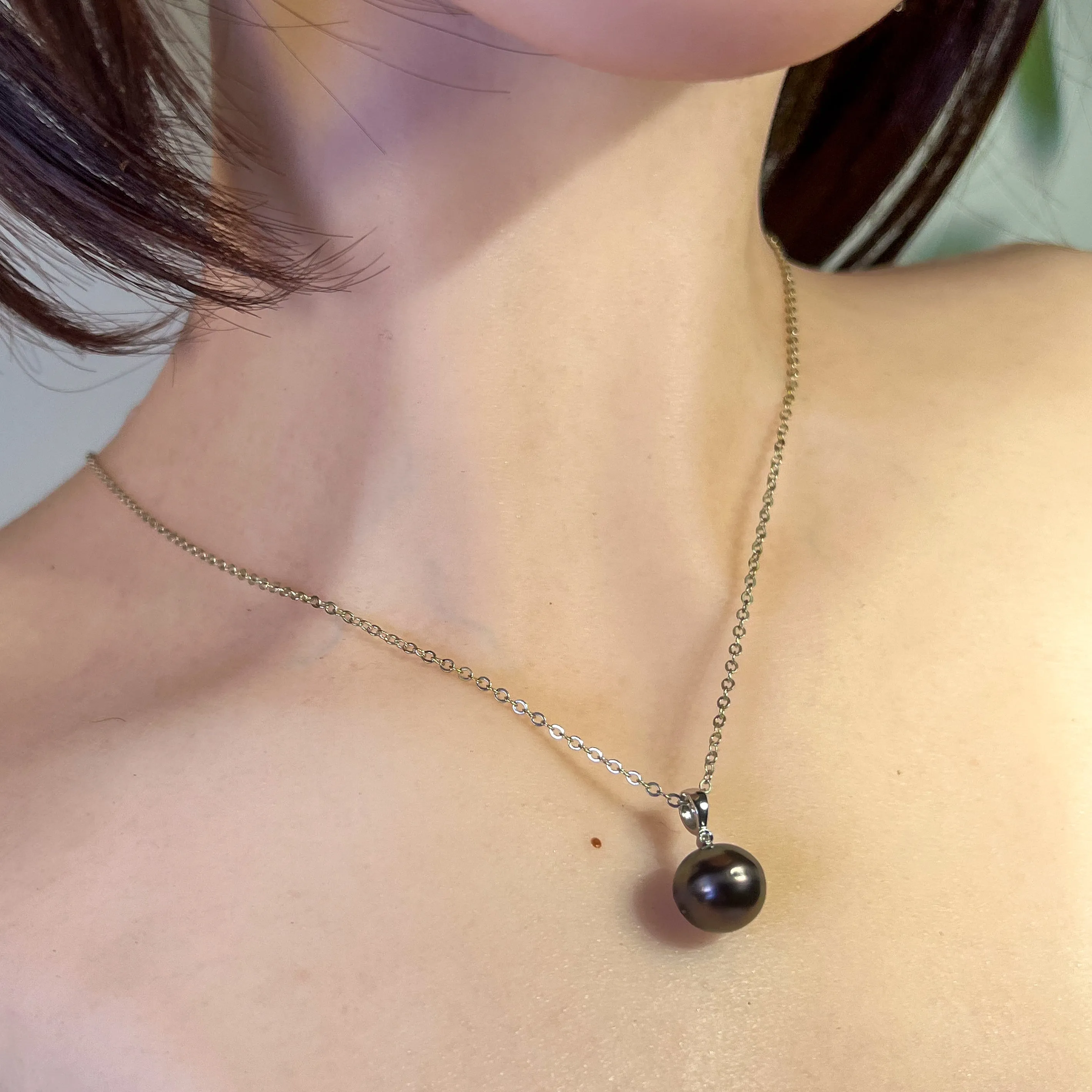 18kt White Gold Tahitian Black Pearl 11-11.5mm and diamond pendant