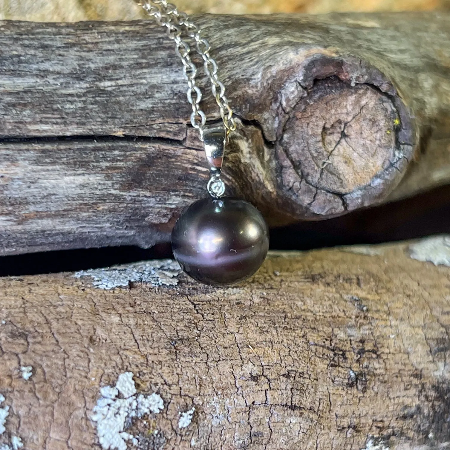 18kt White Gold Tahitian Black Pearl 11-11.5mm and diamond pendant