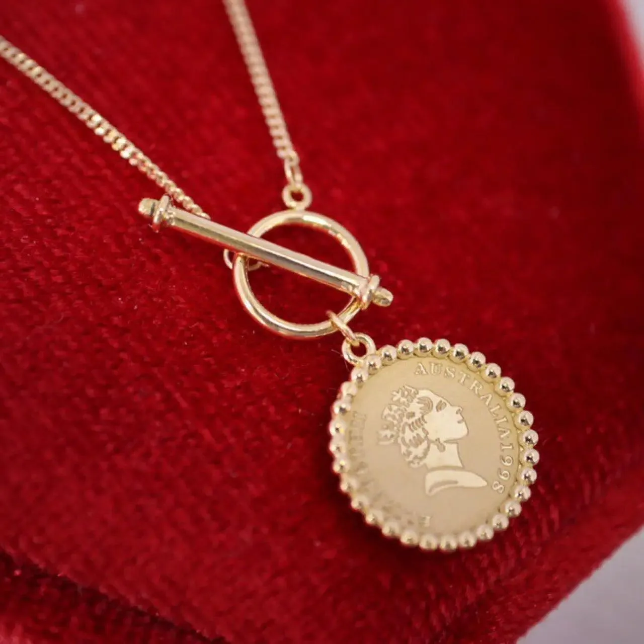 Gold Retro Round Necklace