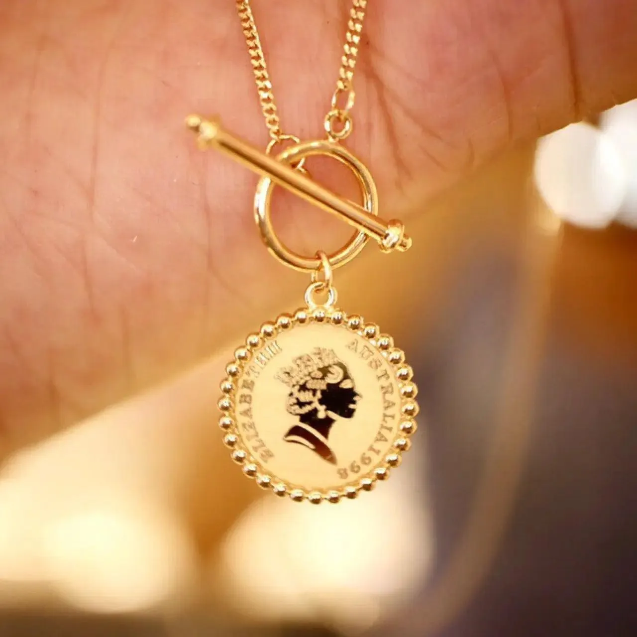 Gold Retro Round Necklace