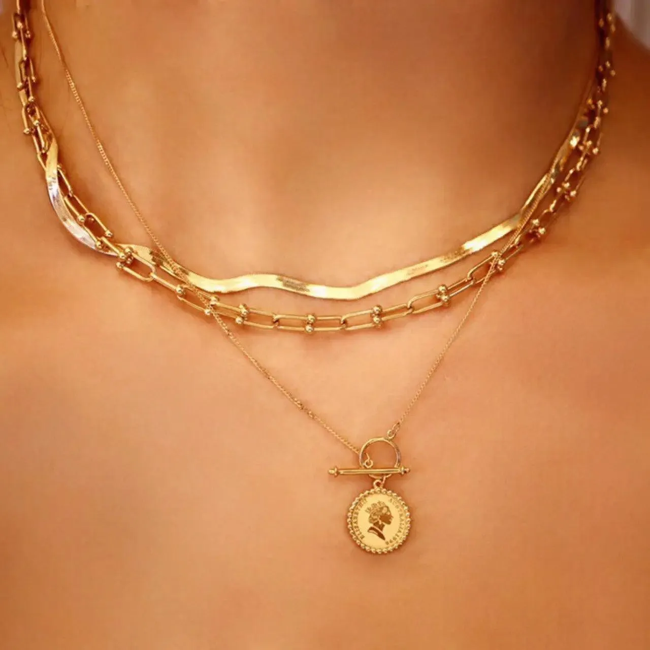 Gold Retro Round Necklace